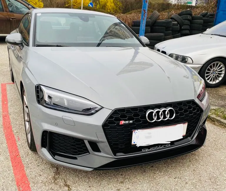 Silberner Audi RS5 vor der Werkstatt