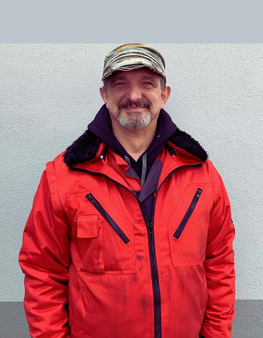 Horst Vivod in roter Arbeitsjacke