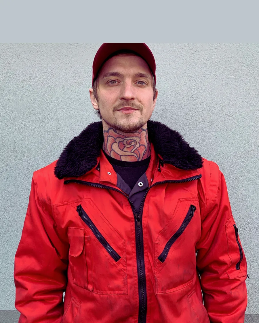 Pascal Vivod in roter Arbeitsjacke