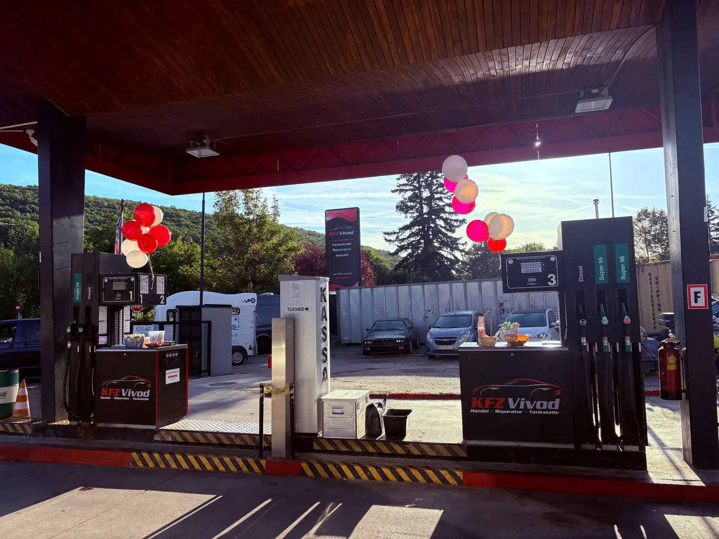 Vivod-Tankstelle mit Zapfsäulen und Luftballons